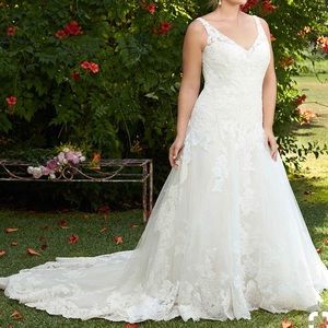 AMAZING wedding dress! NBW, NWT